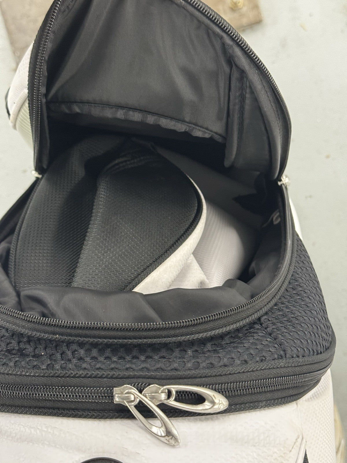 TaylorMade Land Rover golf bag Black/White/Gold *Used*